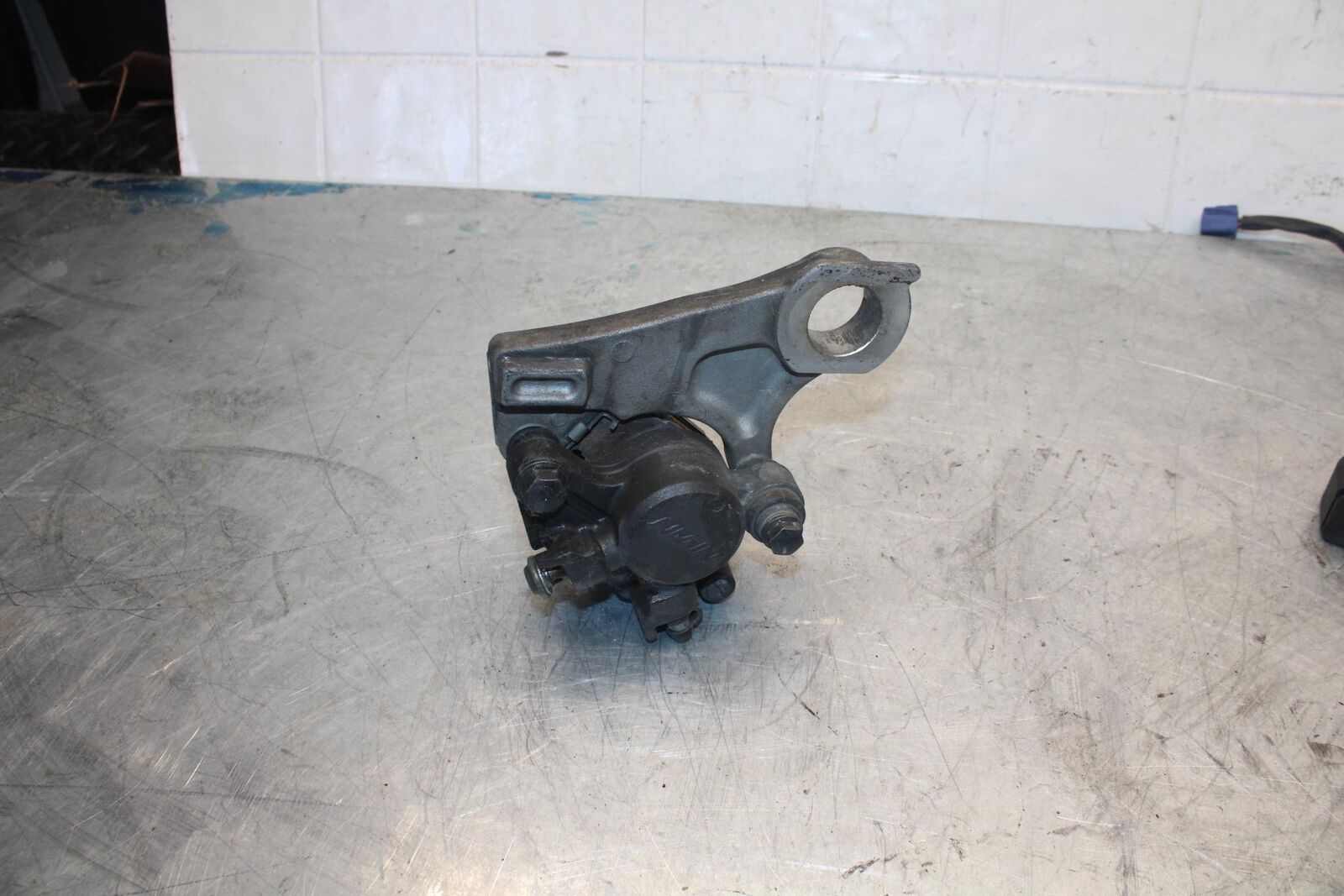 07-08 YAMAHA YZF R1 REAR BACK BRAKE CALIPER W MOUNT BRACKET BB425