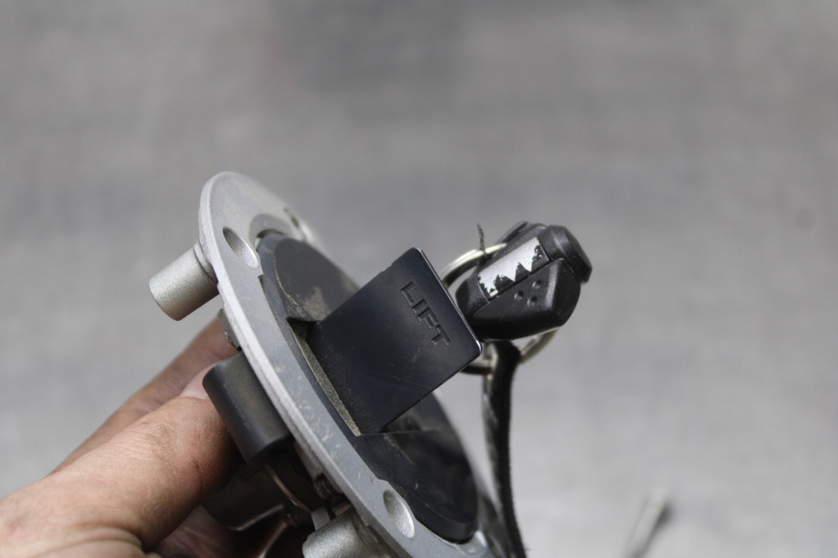 08-10 SUZUKI GSXR 600 FUEL TANK GAS CAP & SEAT LOCK BB202
