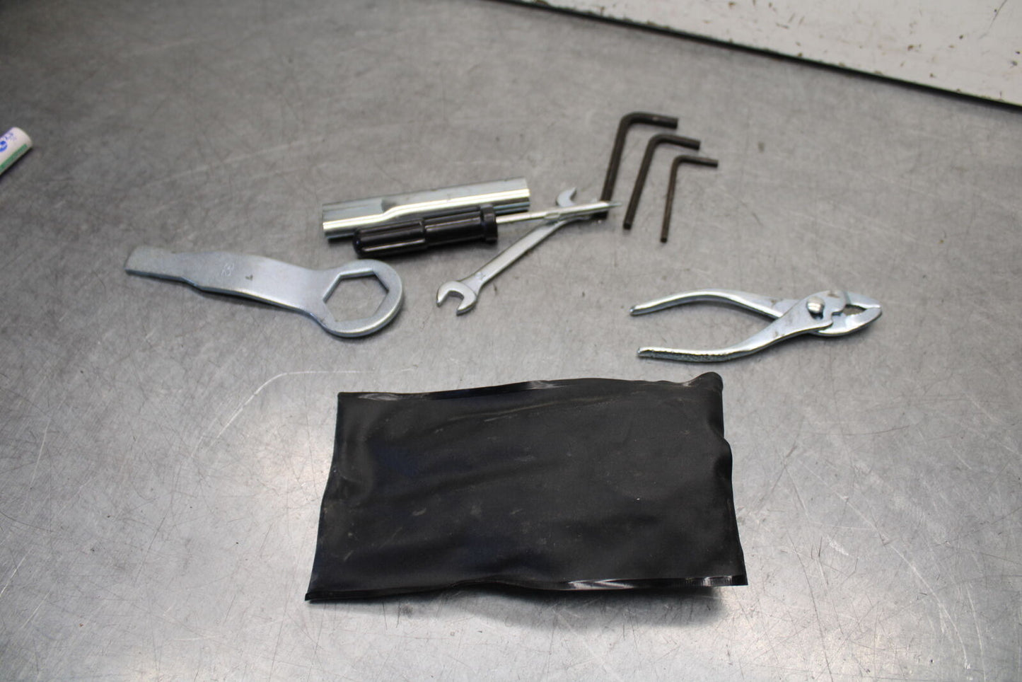 16 KAWASAKI NINJA ZX10R STOCK TOOLS OEM TOOL BAG KIT SET 56007-0141 BB650