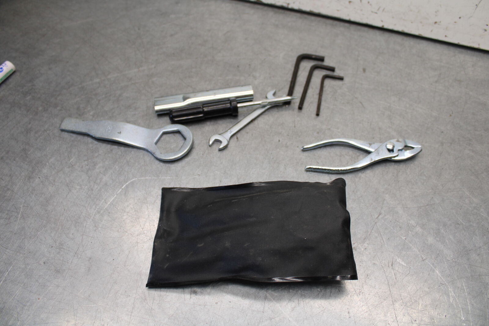 16 KAWASAKI NINJA ZX10R STOCK TOOLS OEM TOOL BAG KIT SET 56007-0141 BB650