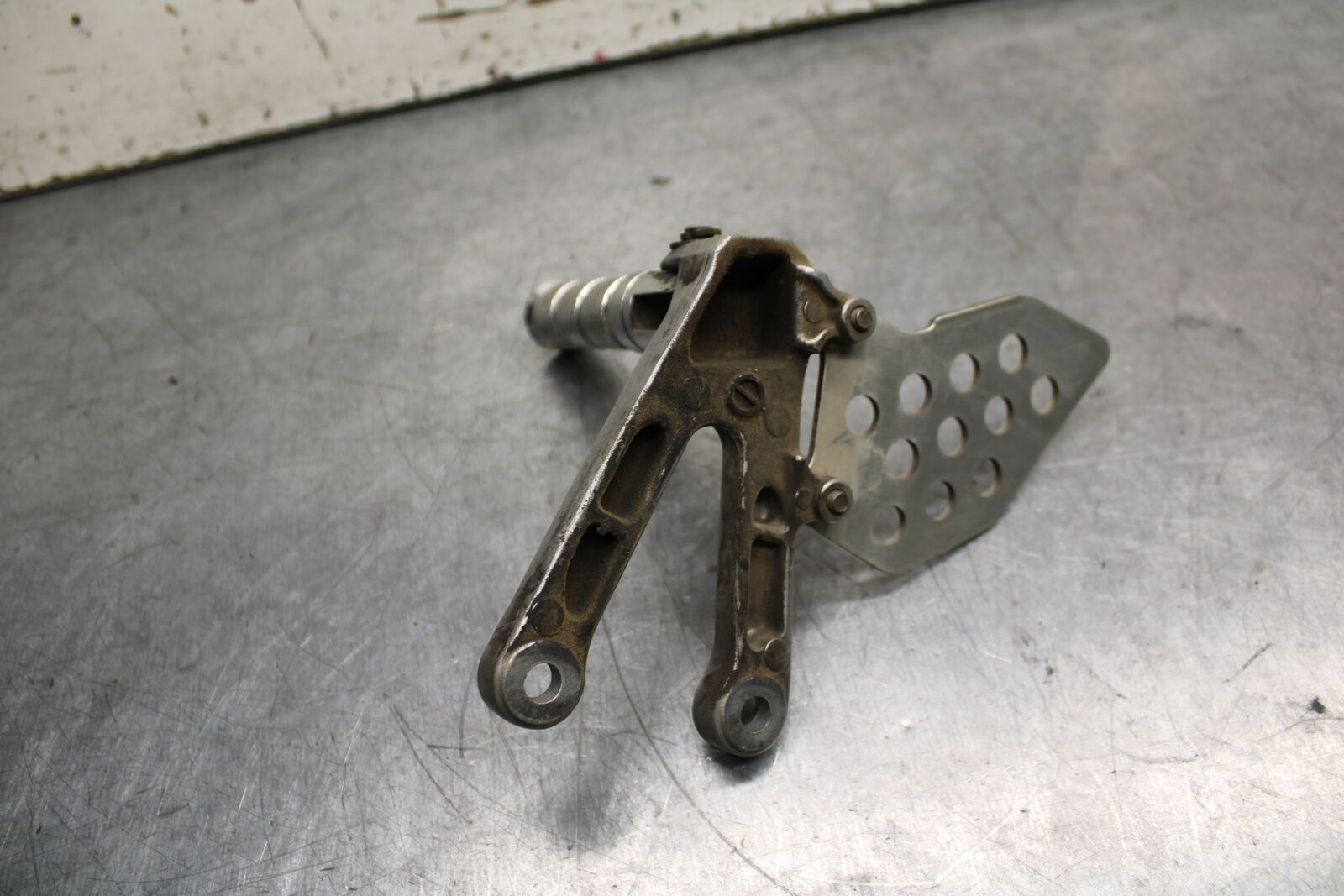 05-06 HONDA CBR600RR LEFT REARSET REAR SET DRIVER FOOT PEG REST STOP BB739