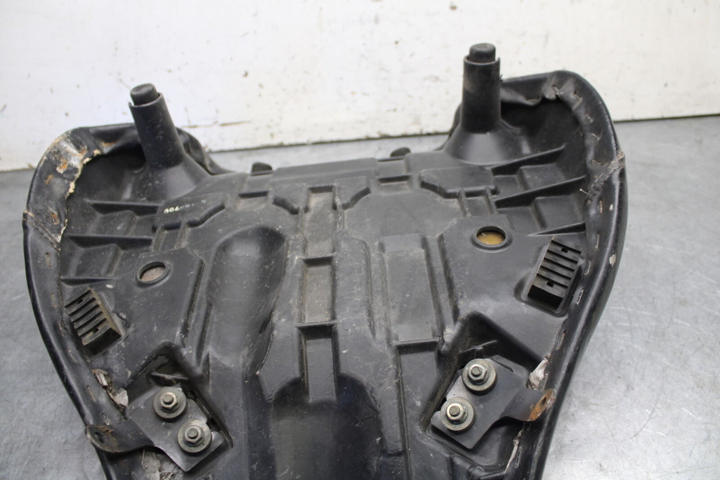 05-09 SUZUKI BOULEVARD C90 FRONT DRIVERS SEAT BB692