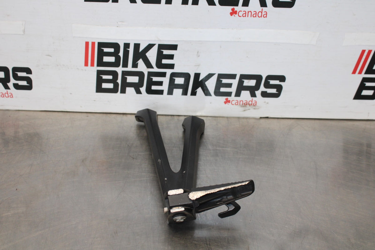 11-26 SUZUKI GSXR750 LEFT REAR BACK PASSENGER PEG BB882