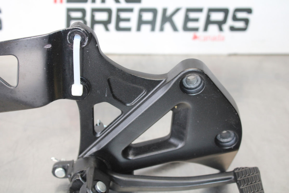 18 SUZUKI GSXR1000 RIGHT REARSET REAR SET DRIVER FOOT PEG REST STOP BB642