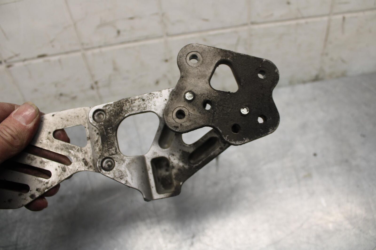 08-10 SUZUKI GSXR750 LEFT REARSET REAR SET DRIVER FOOT PEG REST STOP bb476