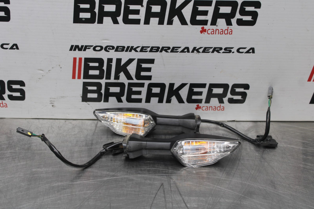 18-26 KAWASAKI Z400 FRONT LEFT RIGHT TURN SIGNALS LIGHT INDICATORS BB852