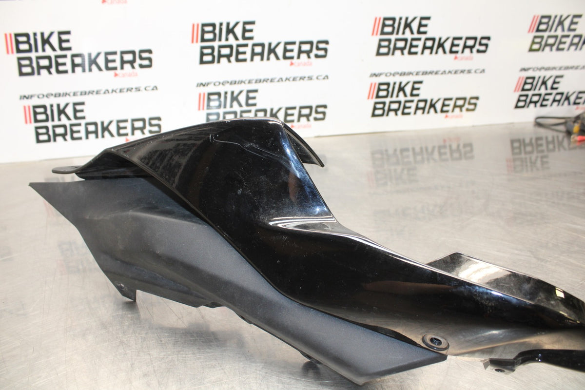 22-25 YAMAHA YZF R7 RIGHT REAR BACK TAIL FAIRING COWL SHROUD BB176