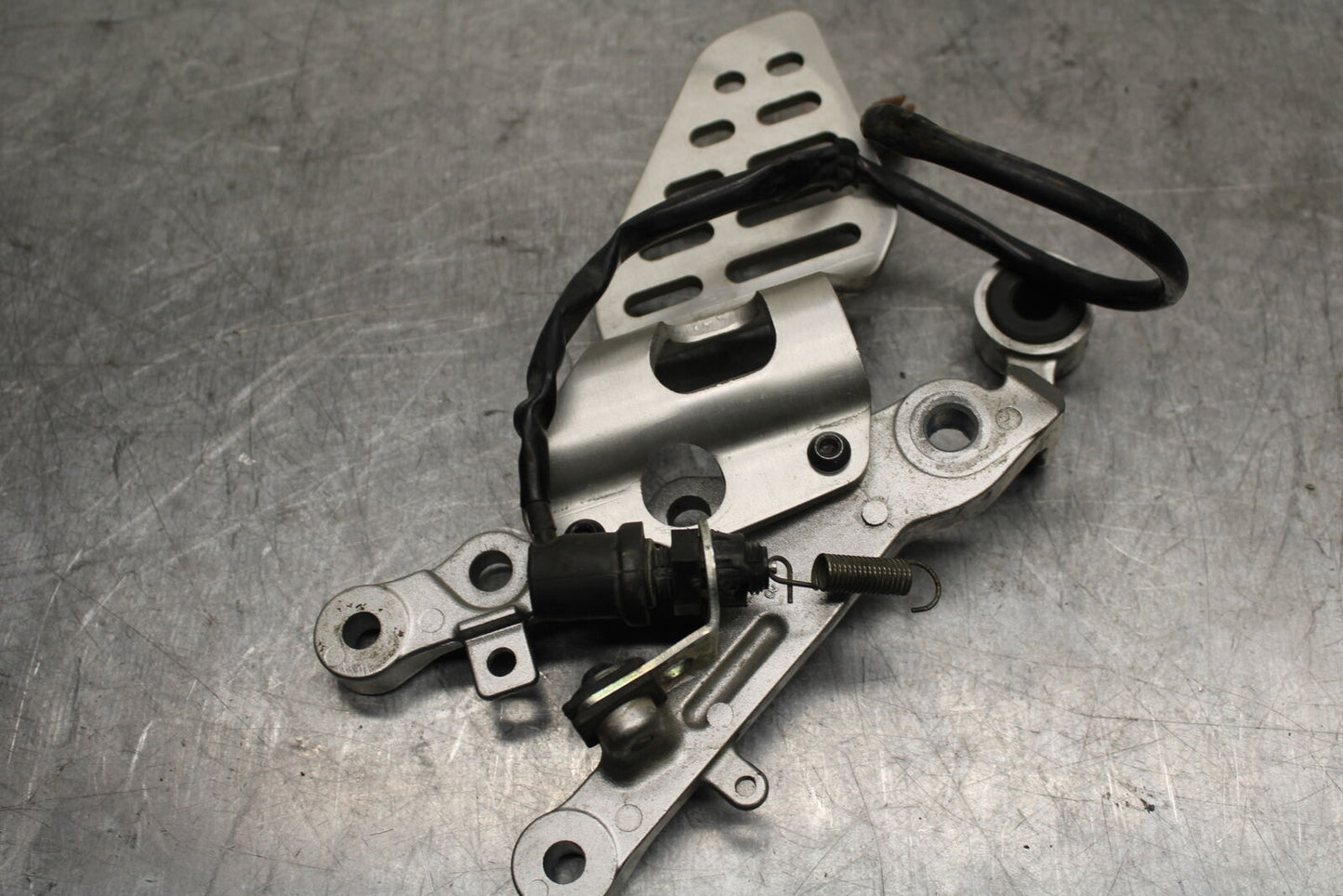 06 YAMAHA YZF R6 RIGHT LEFT REARSETS REAR SET DRIVER FOOT PEGS  BB716