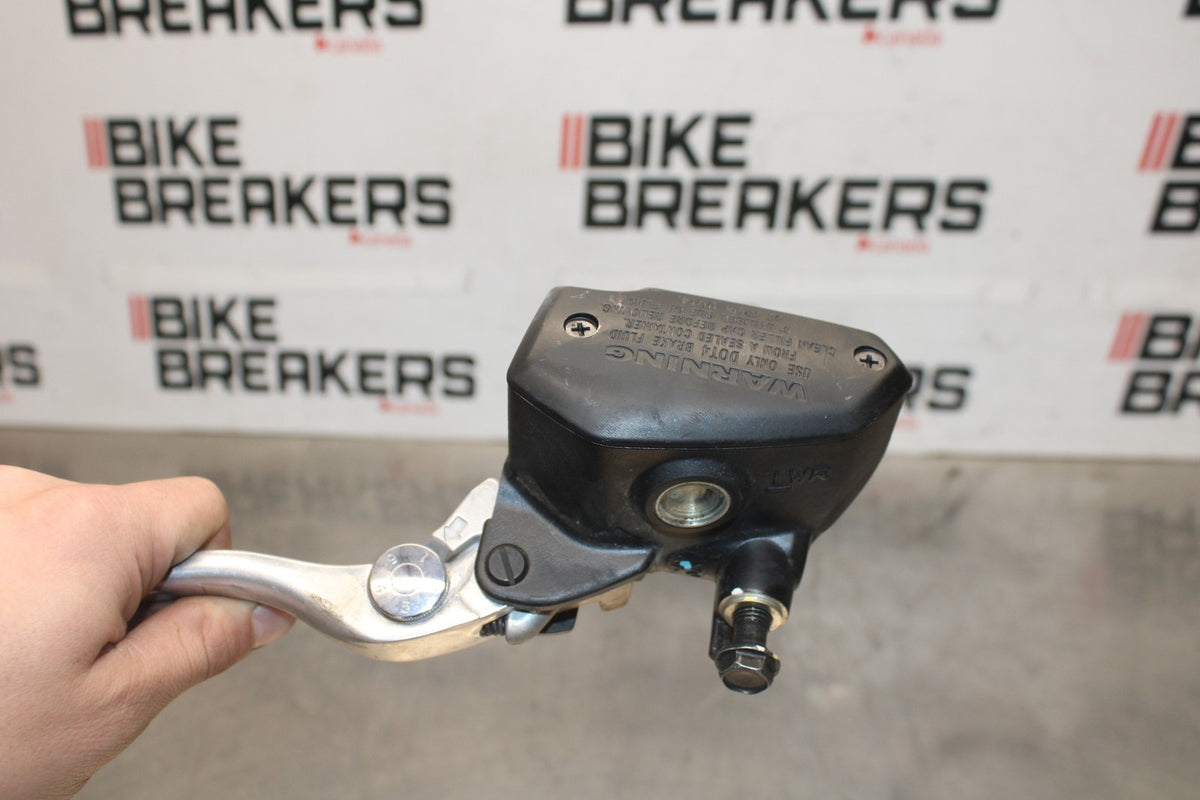 25 KAWASAKI Z900 FRONT BRAKE MASTER CYLINDER w/ LEVER BB928