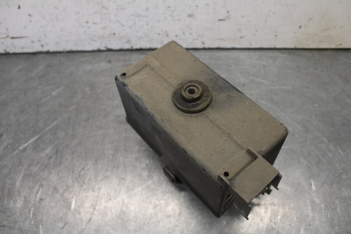 05-06 YAMAHA ROYAL STAR BATTERY TRAY BOX HOLDER BB697
