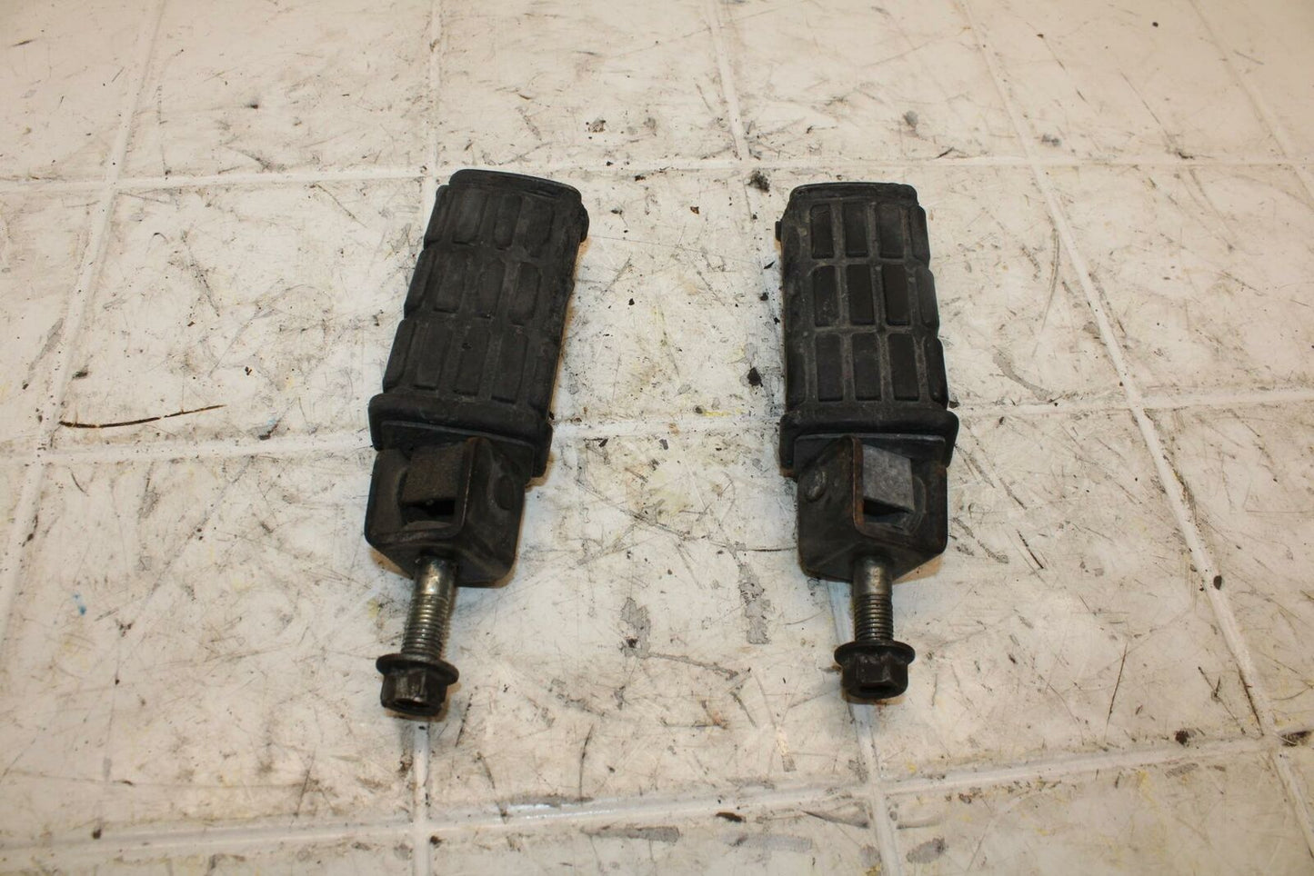 79-81 YAMAHA XS1100S REAR BACK PASSENGER PEG SET PAIR BB401