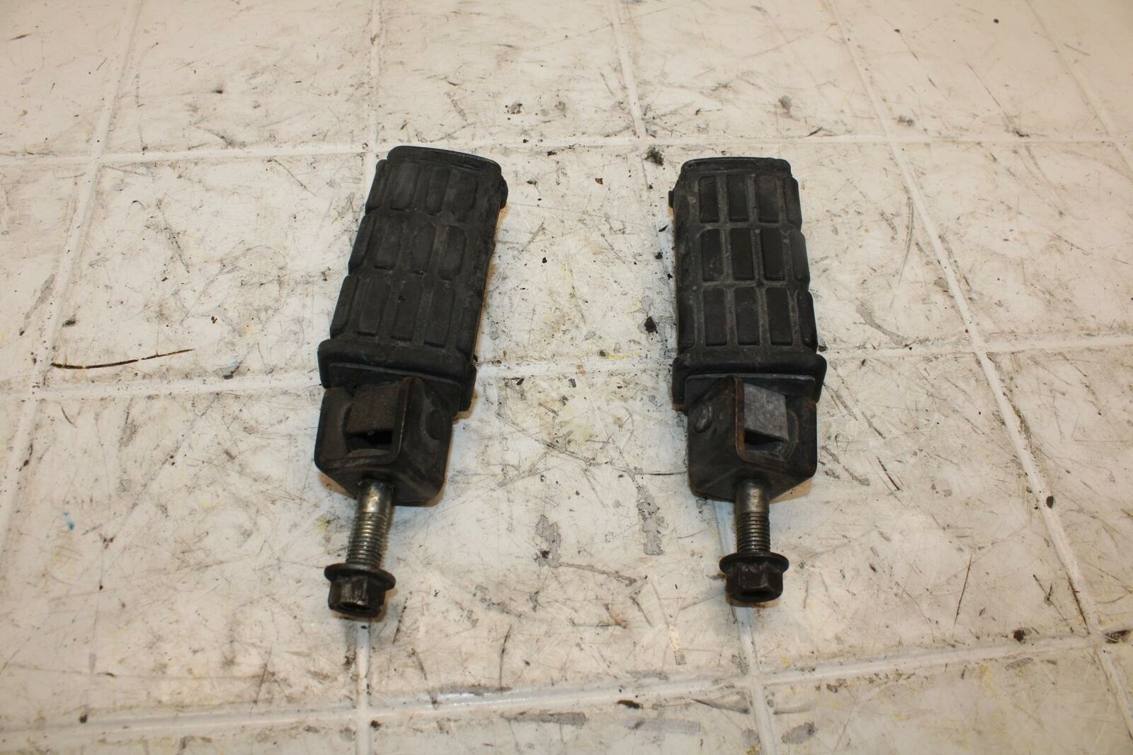 79-81 YAMAHA XS1100S REAR BACK PASSENGER PEG SET PAIR BB401