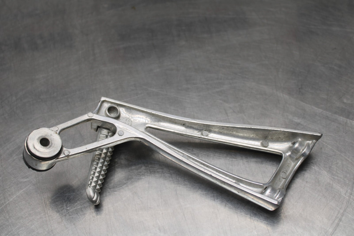 03-05 YAMAHA YZF R6  RIGHT REAR BACK PASSENGER PEG BB793
