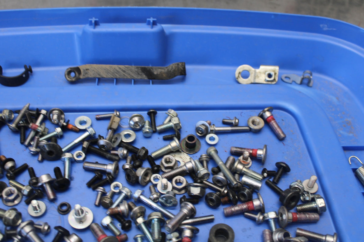 25 KAWASAKI Z900 MOUNTING BOLTS HARDWARE SCREWS BB928