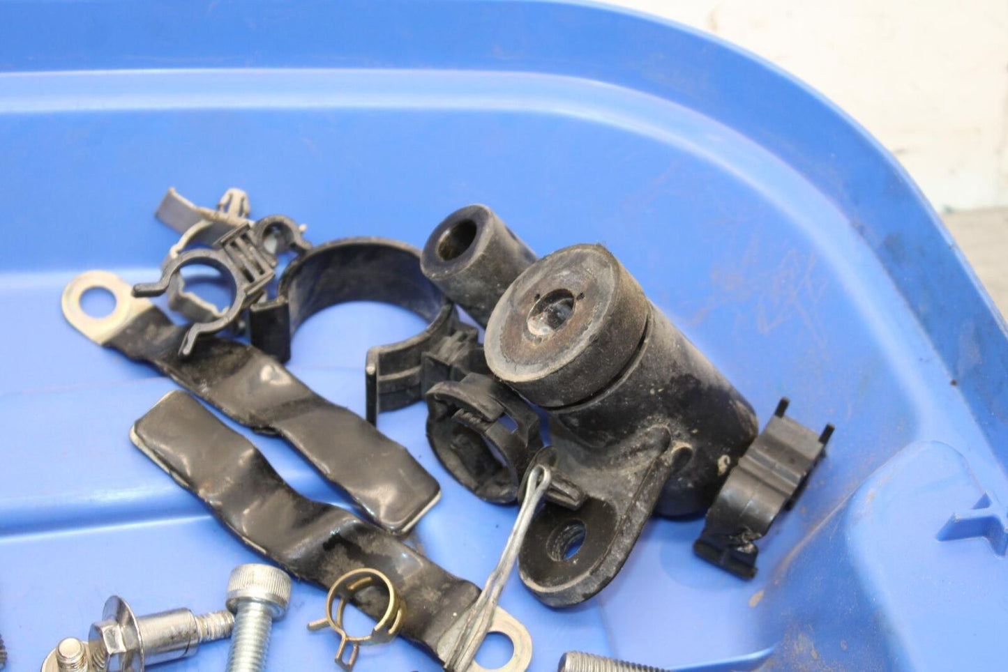 2005 Kawasaki Vulcan 1600 VN1600D Nomad MISCELLANEOUS BOLTS ENGINE BB556