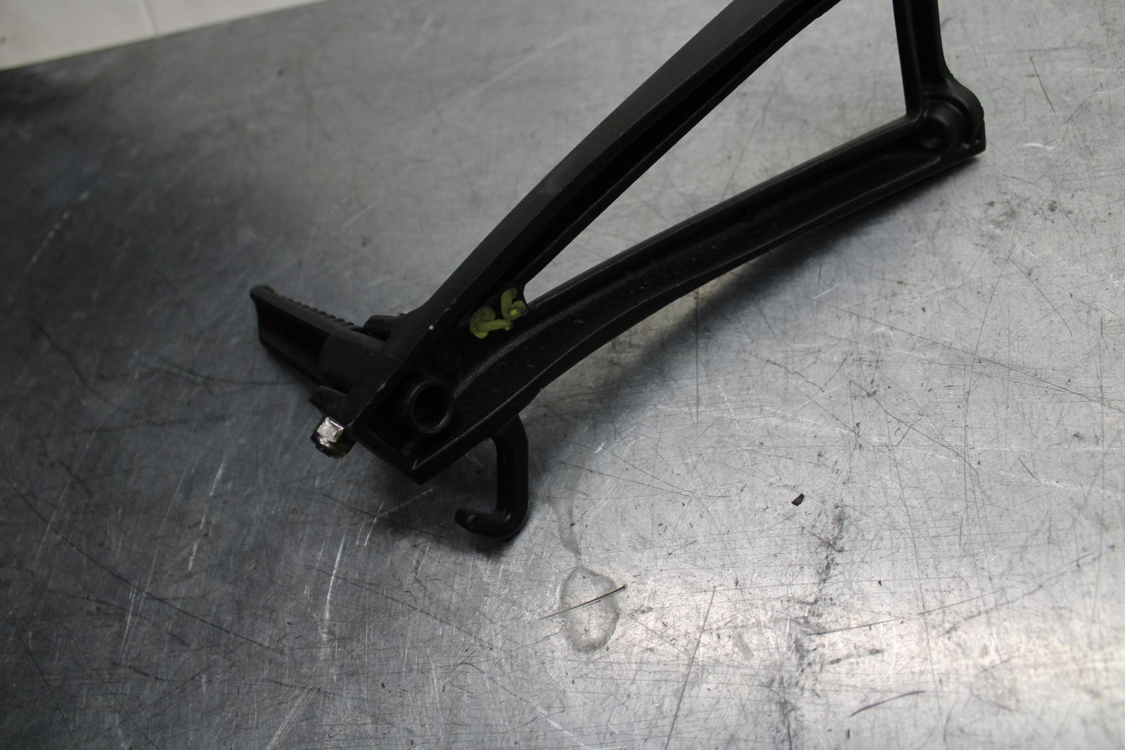 07 YAMAHA YZF R6 2c0 RIGHT REAR BACK PASSENGER PEG BB75