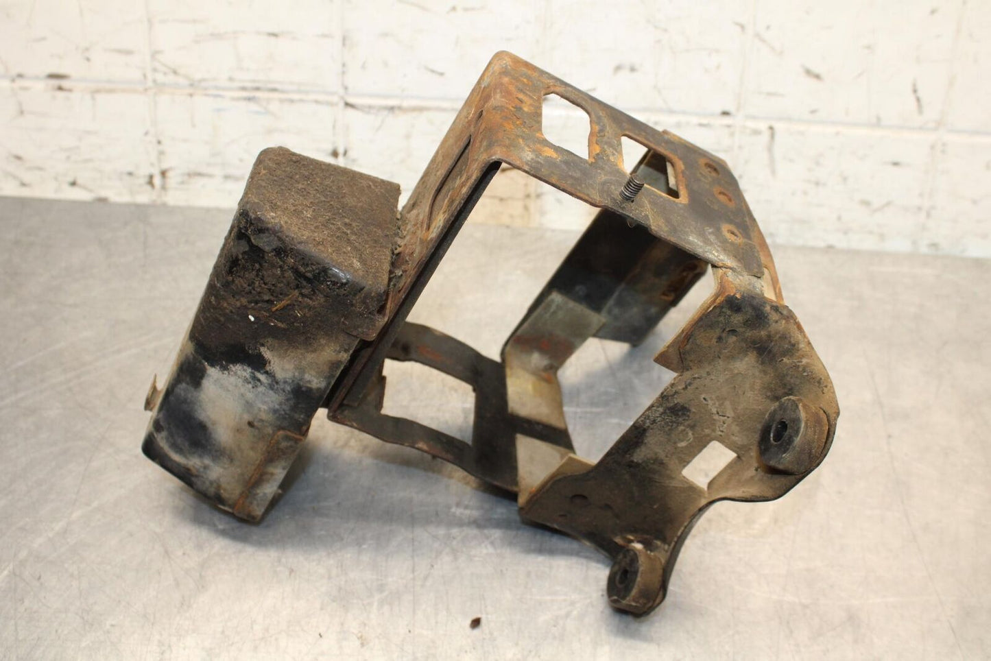 75 SUZUKI GT 550 REAR BATTERY BOX TRAY TOOL HOLDER BB67