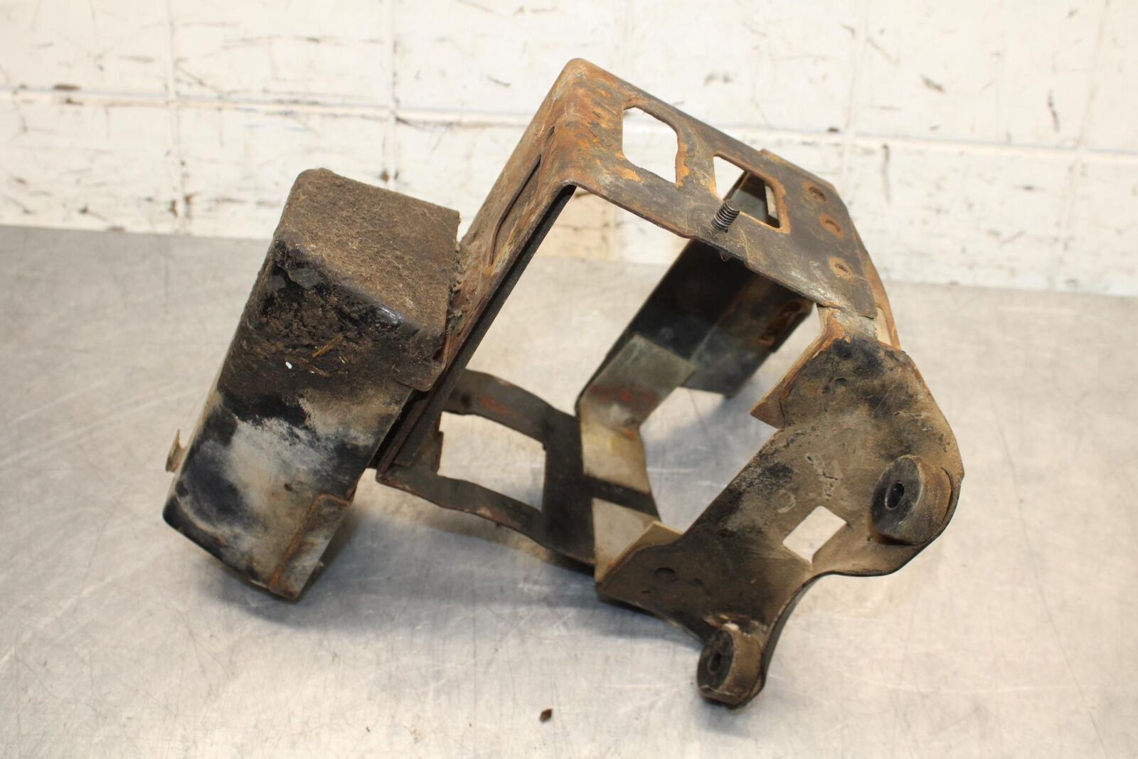 75 SUZUKI GT 550 REAR BATTERY BOX TRAY TOOL HOLDER BB67