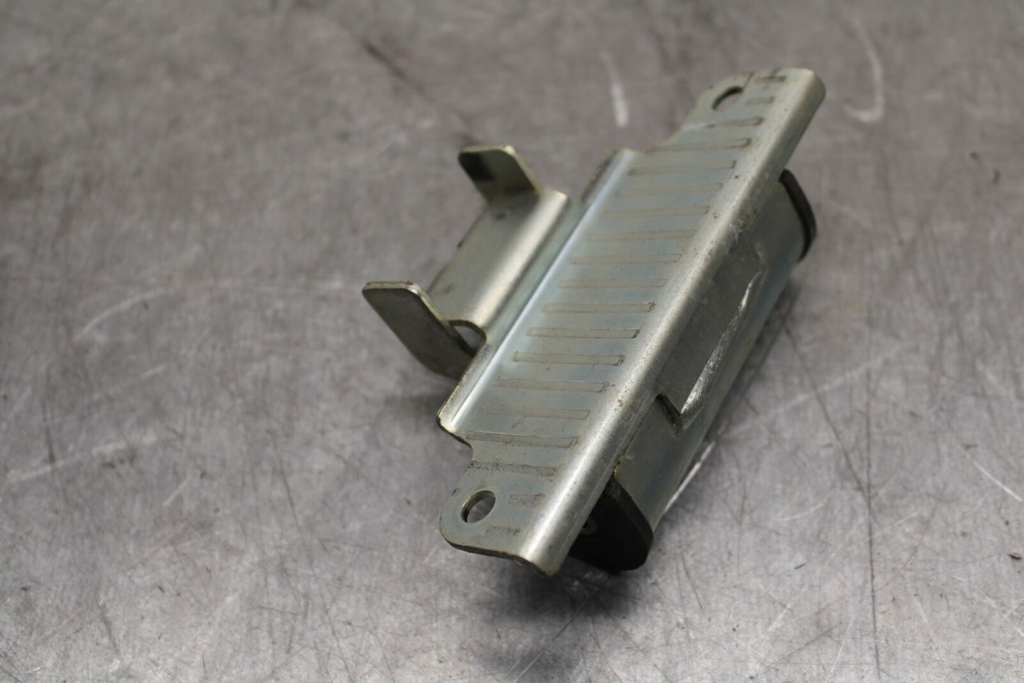 09-15 YAMAHA FZ6R GAS TANK FUEL CELL PETROL RESERVOIR BRACKET MOUNT BB719