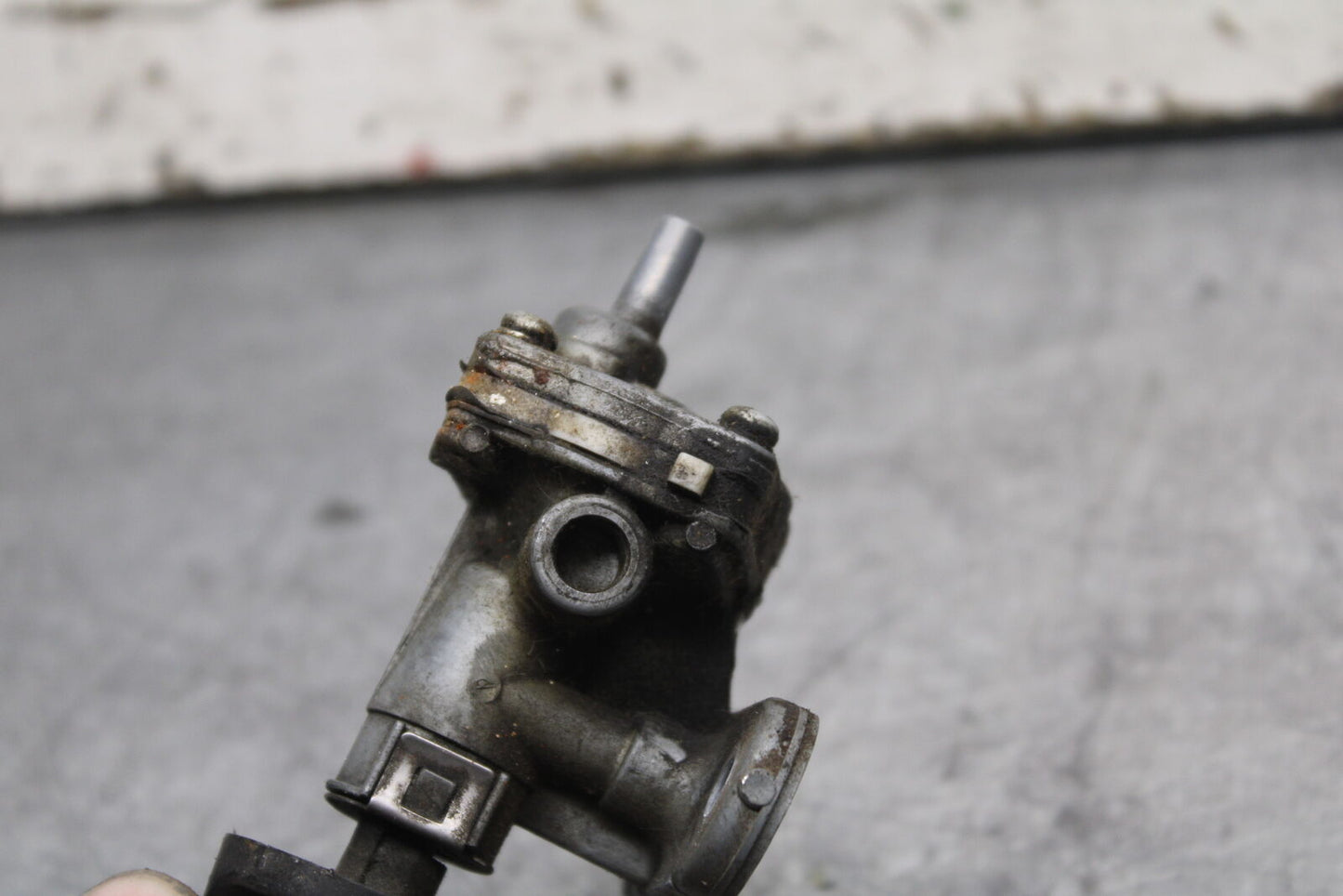 04-05 SUZUKI KATANA 750 GSX750F FUEL GAS TANK PETCOCK SHUT ON OFF VALVE BB110