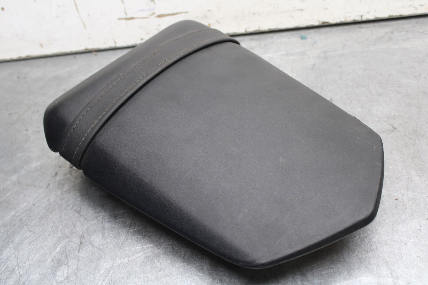 04-06 YAMAHA YZF R1 REAR BACK PASSENGER TANDEM SEAT PAD SADDLE PILLION BB659