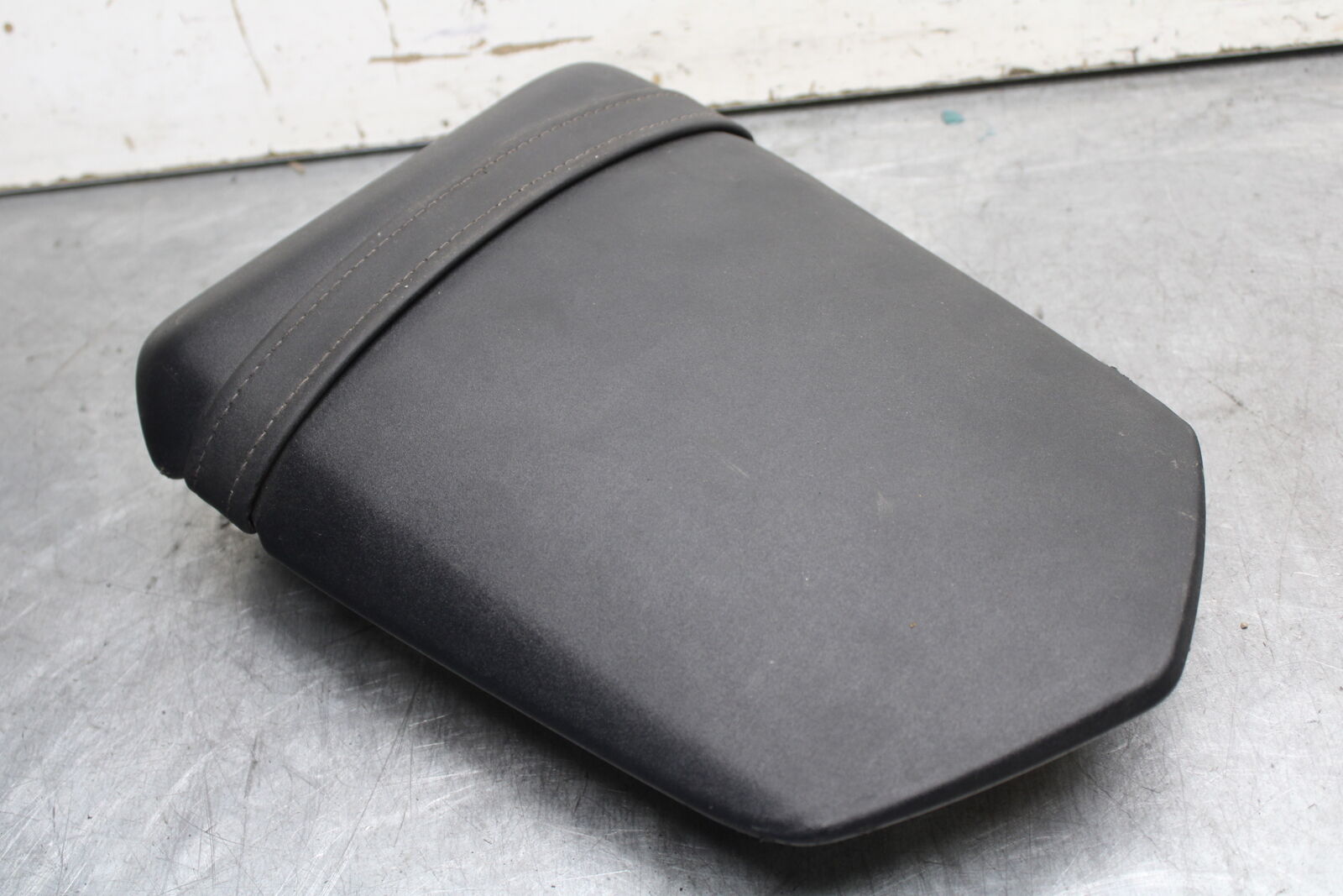04-06 YAMAHA YZF R1 REAR BACK PASSENGER TANDEM SEAT PAD SADDLE PILLION BB659
