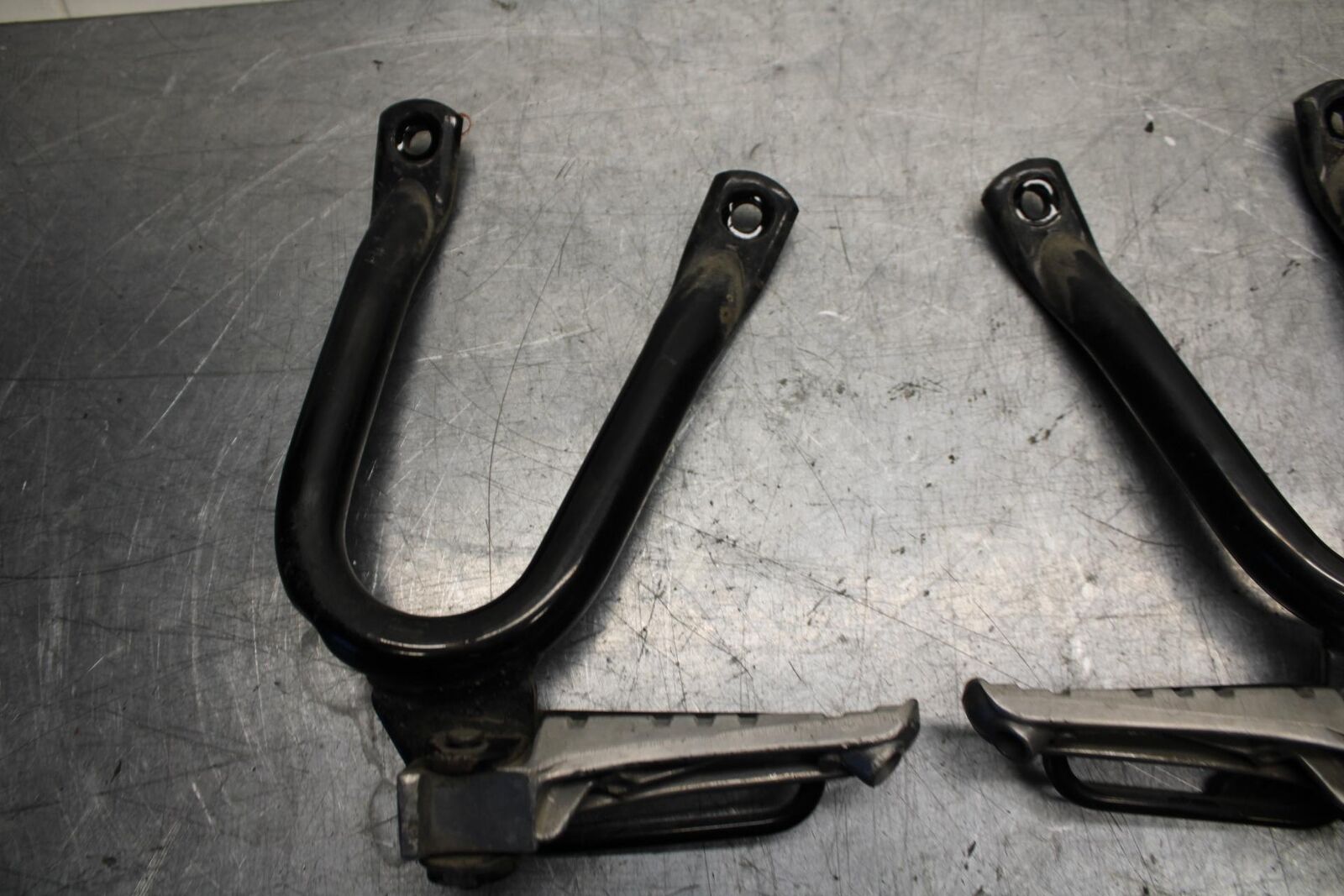 89-90 YAMAHA FZR600 REAR BACK PASSENGER PEG SET PAIR BB76