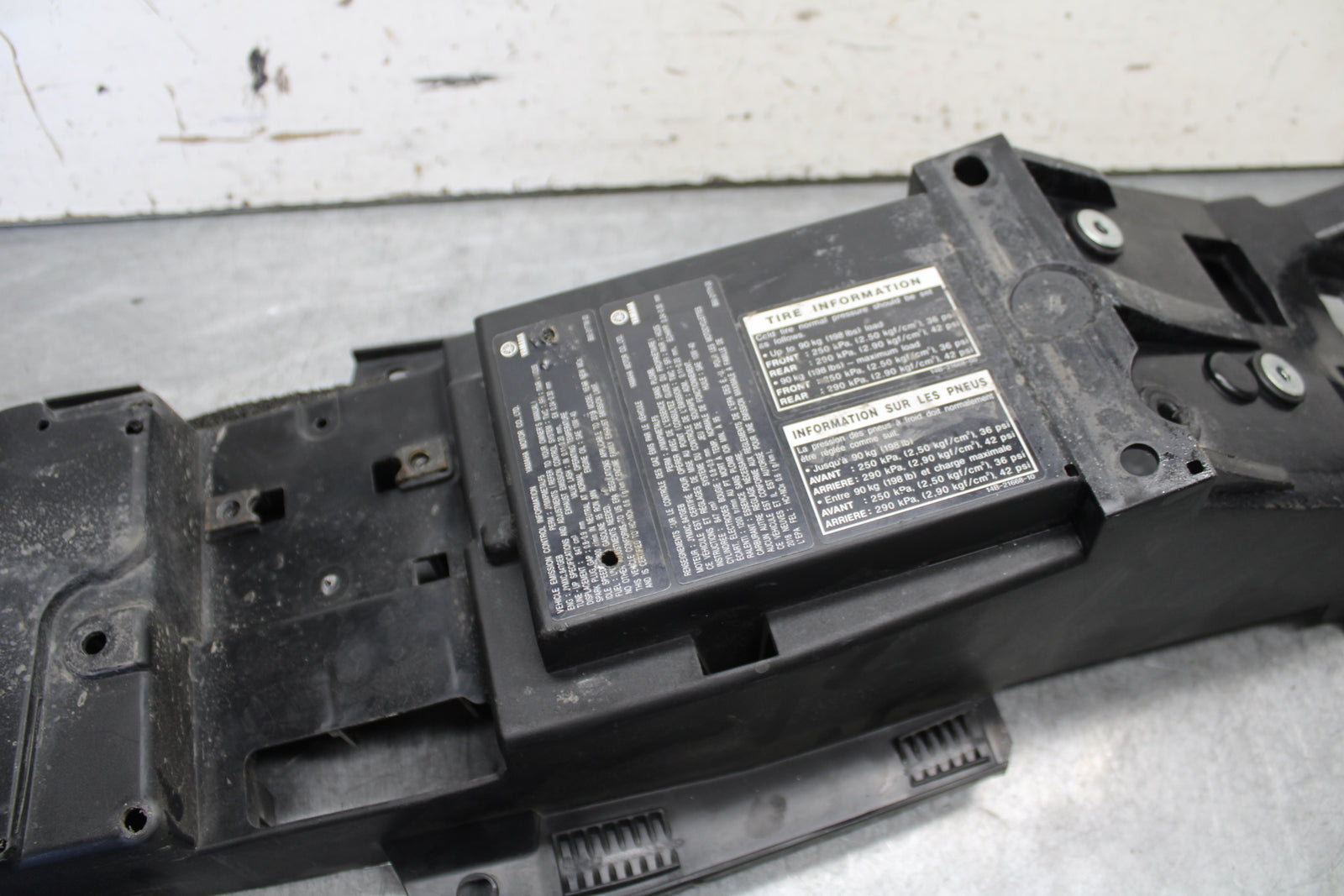 16-21 YAMAHA XSR900 REAR BACK TAIL UNDERTAIL BATTERY TRAY PLASTIC BB664