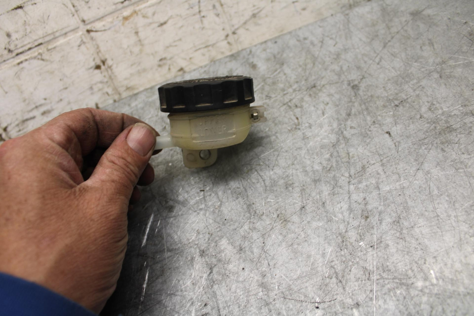 2009 Kawasaki Ninja ZX6R ZX600R REAR BRAKE FLUID RESERVOIR TANK BOTTLE BB538