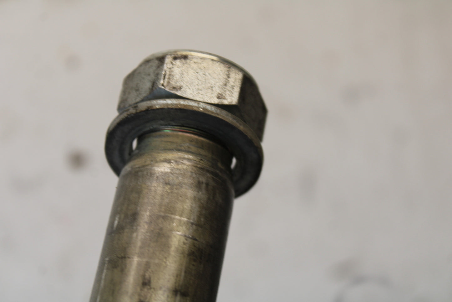 08-16 YAMAHA YZF R6 REAR AXLE BACK WHEEL RIM BOLT AXEL 2C0-25381-10-00 BB665