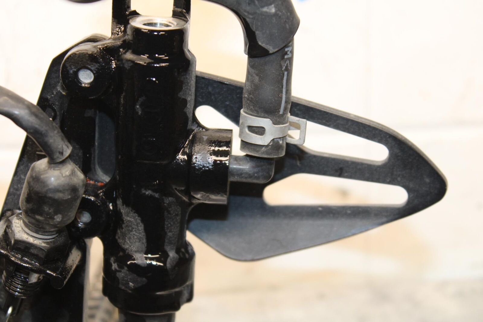 2017 Suzuki GSXR600 RIGHT REARSET REAR SET DRIVER FOOT PEG REST STOP BB598