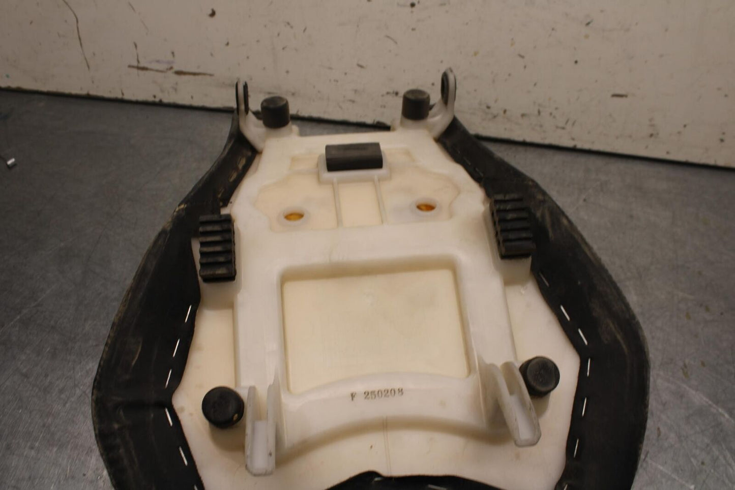 09-16 SUZUKI GSXR1000 FRONT DRIVERS SEAT PAD SADDLE PILLION 45100-47H10-DW2 BB64