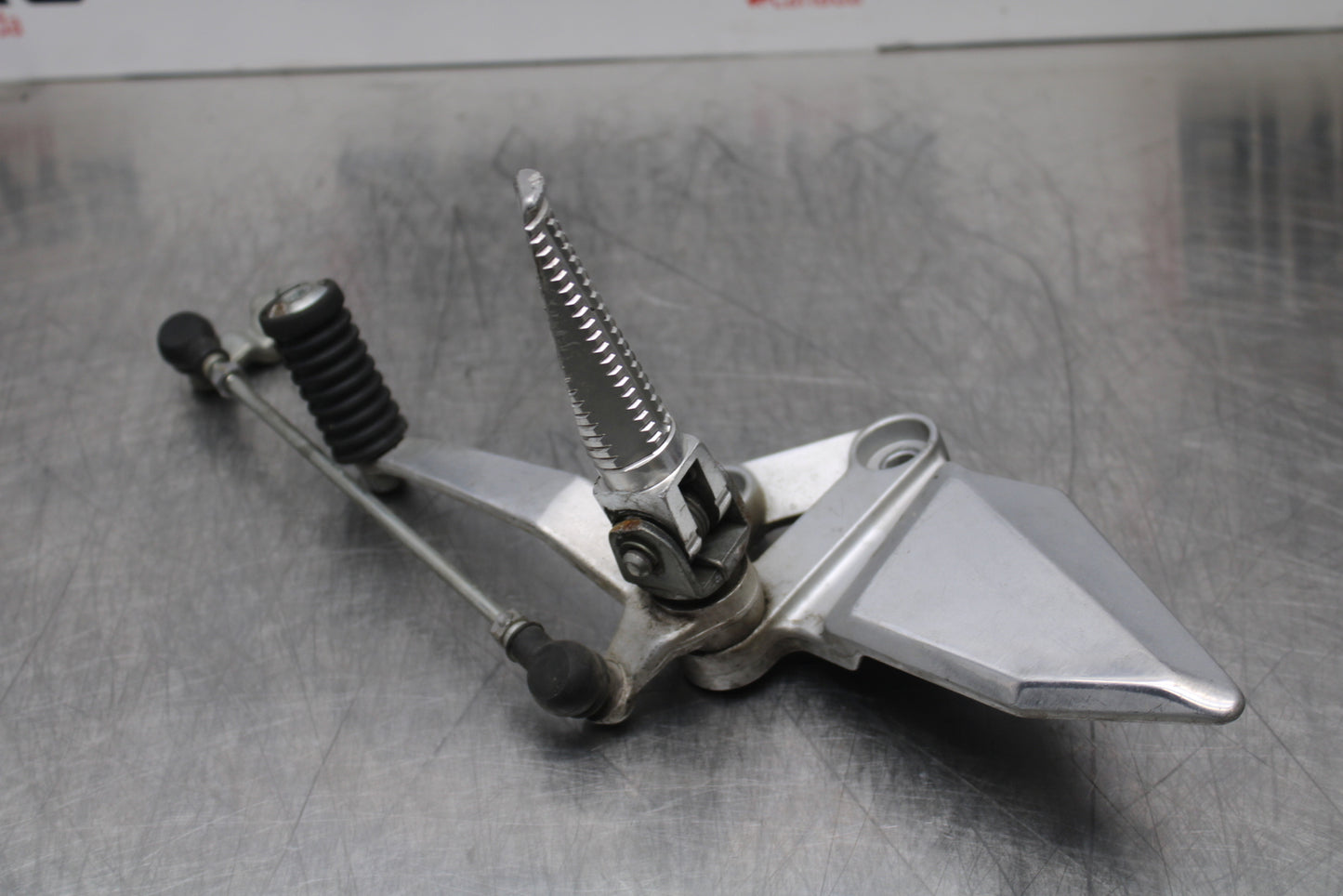 03 SUZUKI SV650S LEFT REARSET REAR SET DRIVER FOOT PEG REST STOP BB167