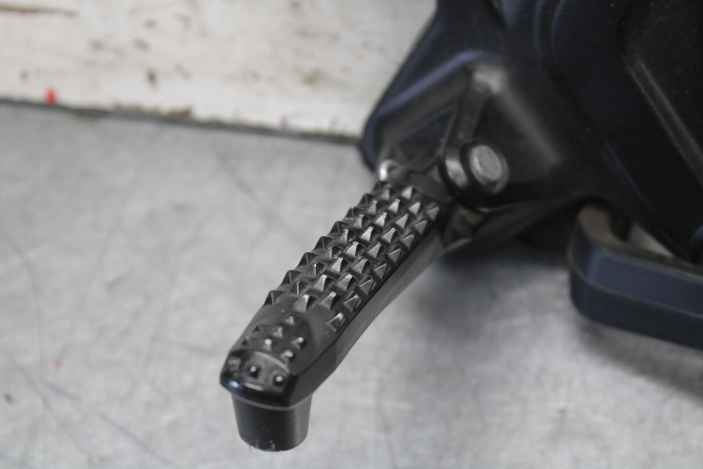 17-24 SUZUKI SV650 RIGHT REARSET REAR SET DRIVER FOOT PEG REST STOP BB706