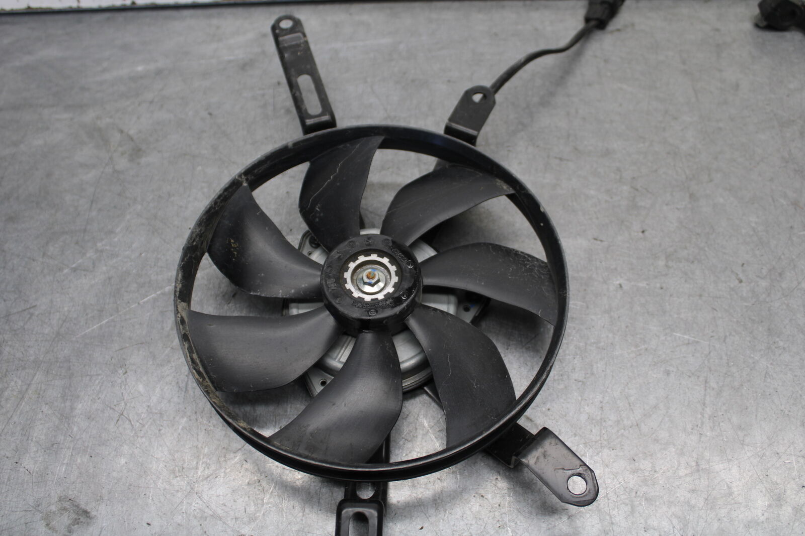16-21 YAMAHA XSR900 ENGINE RADIATOR COOLING FAN BB664