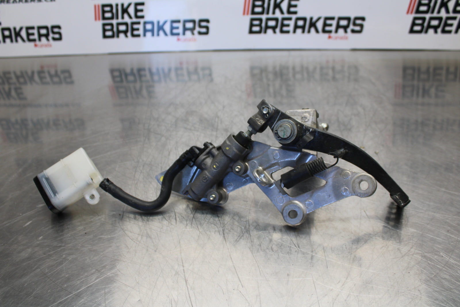 15-16 HONDA CB300F RIGHT REARSET REAR SET DRIVER FOOT PEG REST STOP BB150