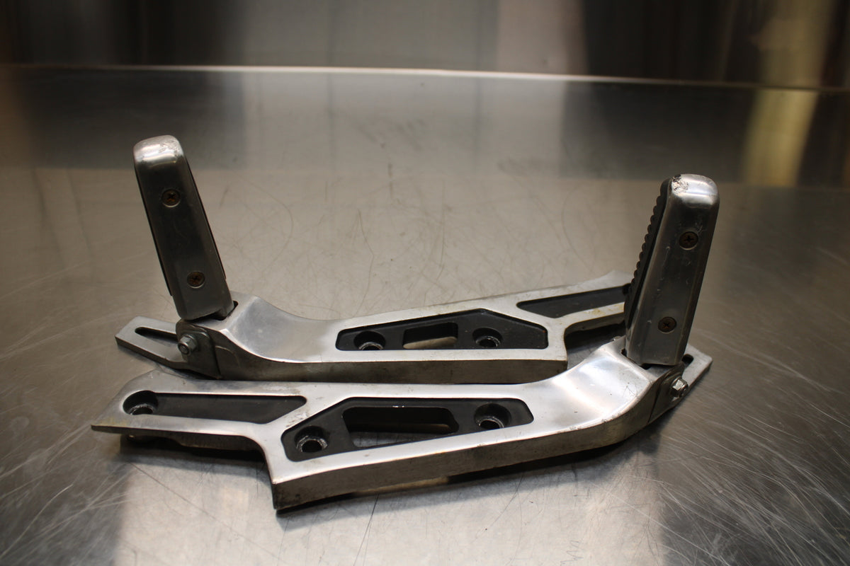 86 SUZUKI GS750ES REAR BACK PASSENGER PEG SET PAIR BB140