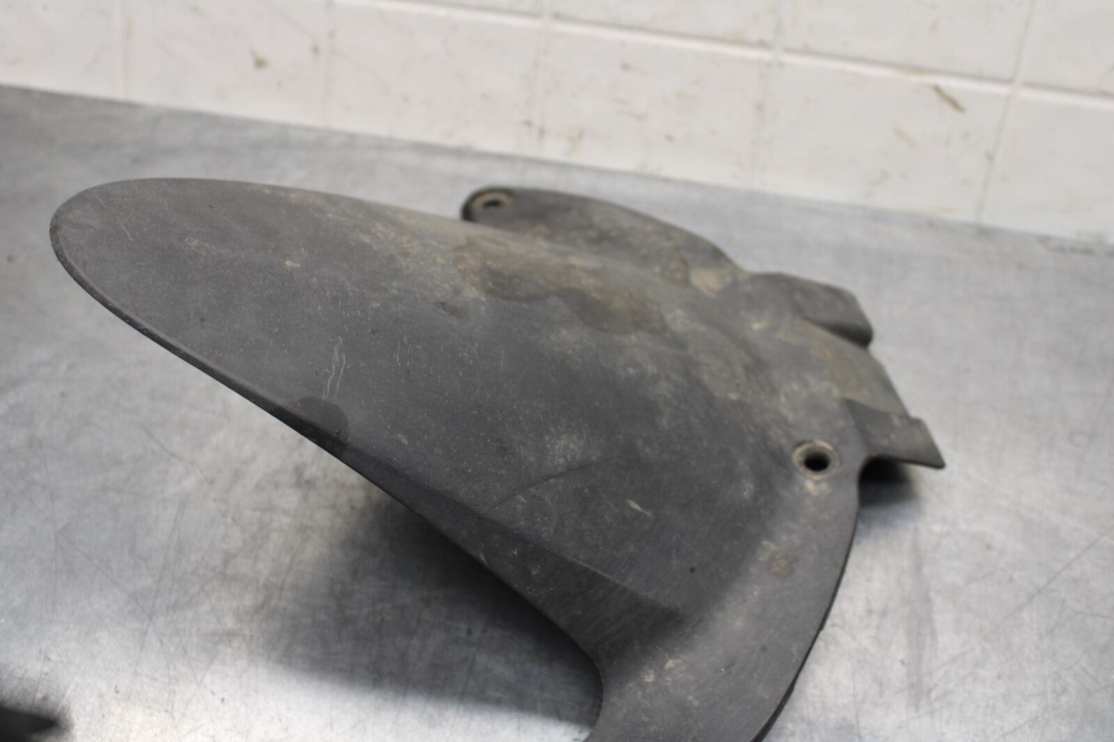 2007 Honda CBR600RR REAR BACK WHEEL TIRE HUGGER FENDER 80120-MFJ-D00 BB596