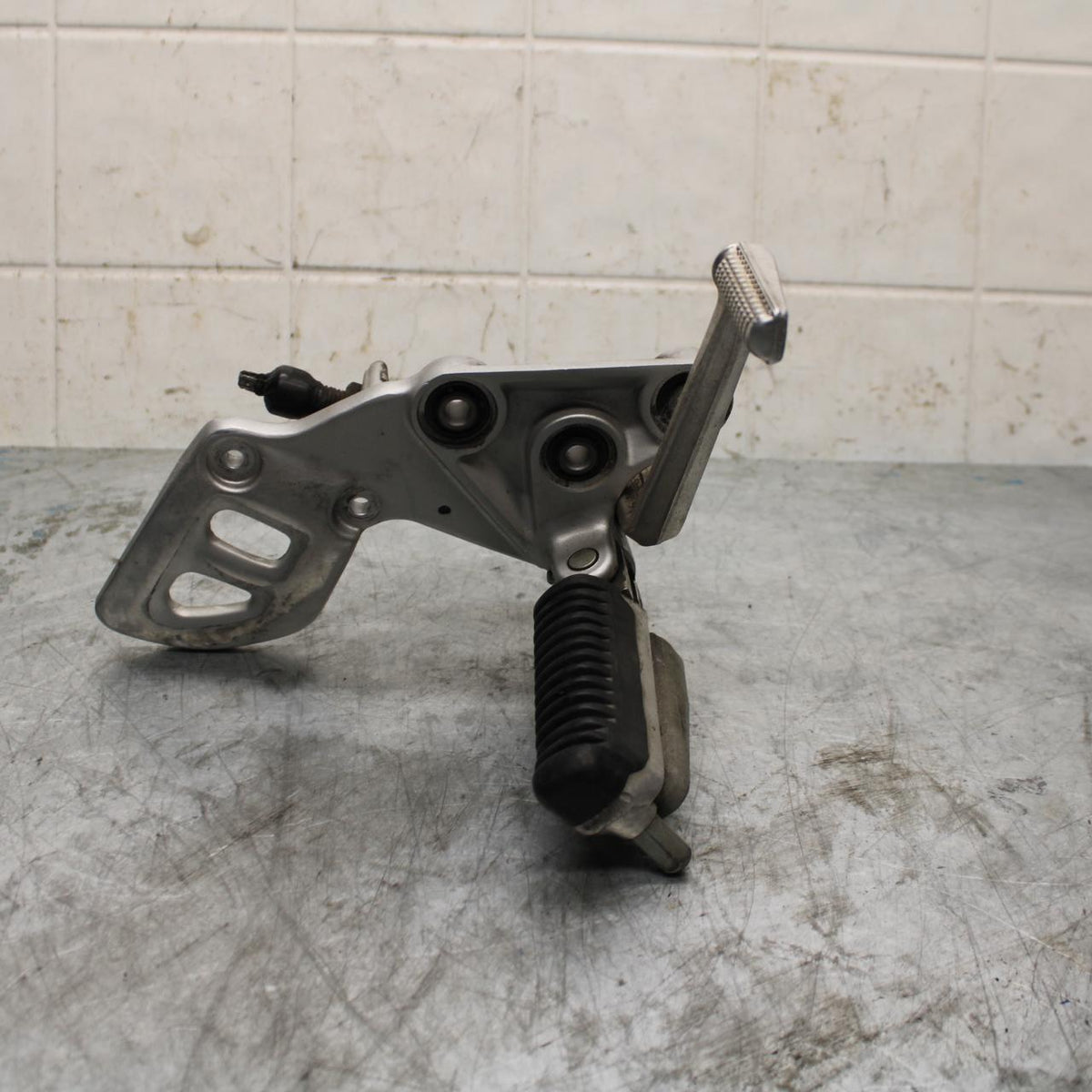 99-07 SUZUKI HAYABUSA GSX1300R RIGHT REARSET REAR SET DRIVER FOOT PEG REST BB426