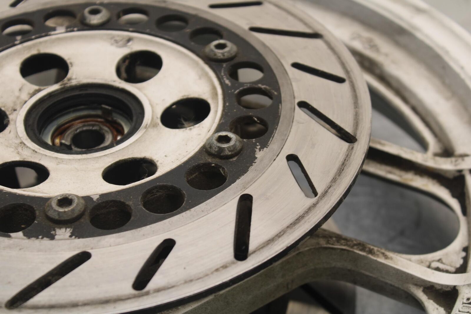 1988 Yamaha FZ600 FRONT WHEEL AND LEFT RIGHT BRAKE ROTORS DISCS BB601