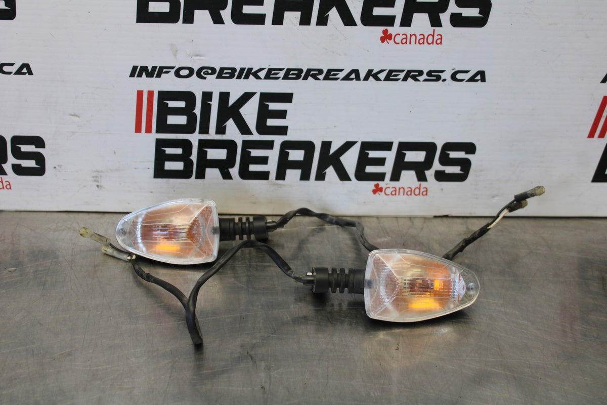 20 TRIUMPH STREET TRIPLE 765 FRONT TURN SIGNALS LIGHT INDICATORS PAIR BB864