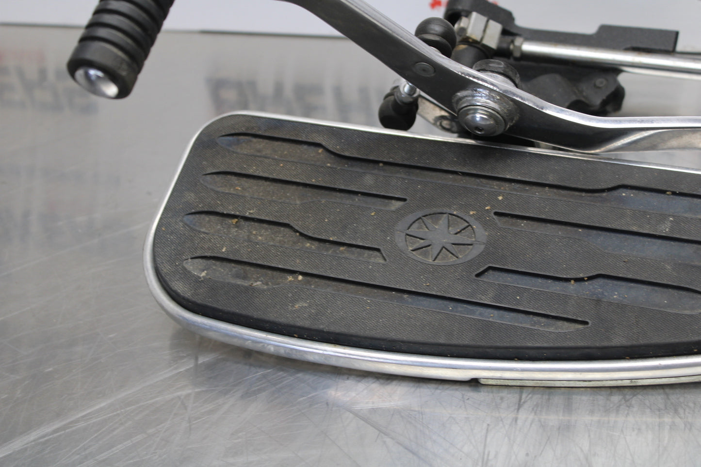 09 YAMAHA ROYAL STAR XVZ1300TF VENTURE LEFT FRONT FOOT REST PEG STEP BB151