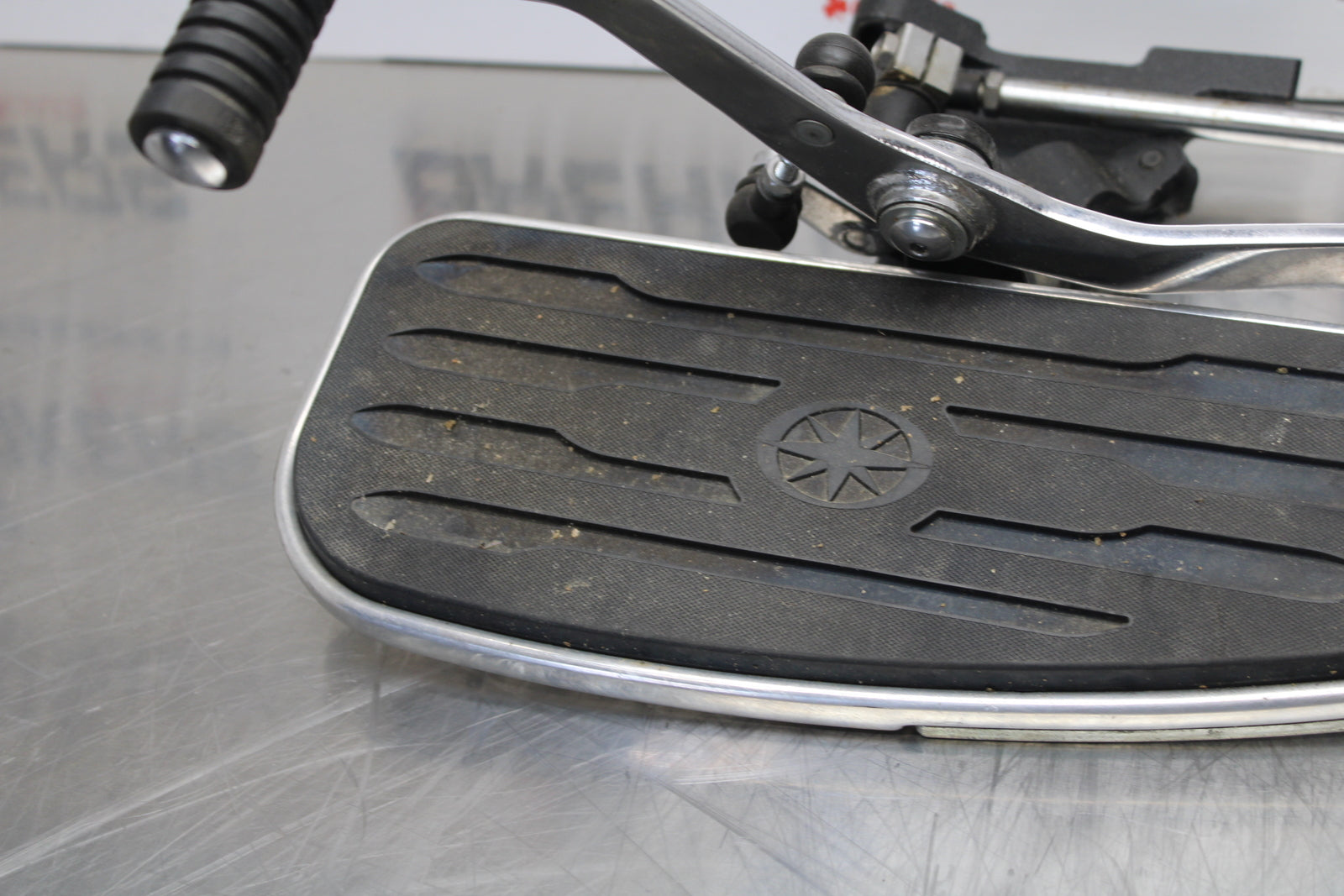 09 YAMAHA ROYAL STAR XVZ1300TF VENTURE LEFT FRONT FOOT REST PEG STEP BB151