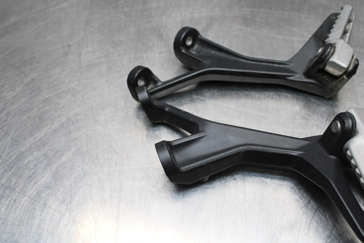 18-23 KAWASAKI NINJA 400 EX400 ABS REAR BACK PASSENGER PEG SET PAIR BB177