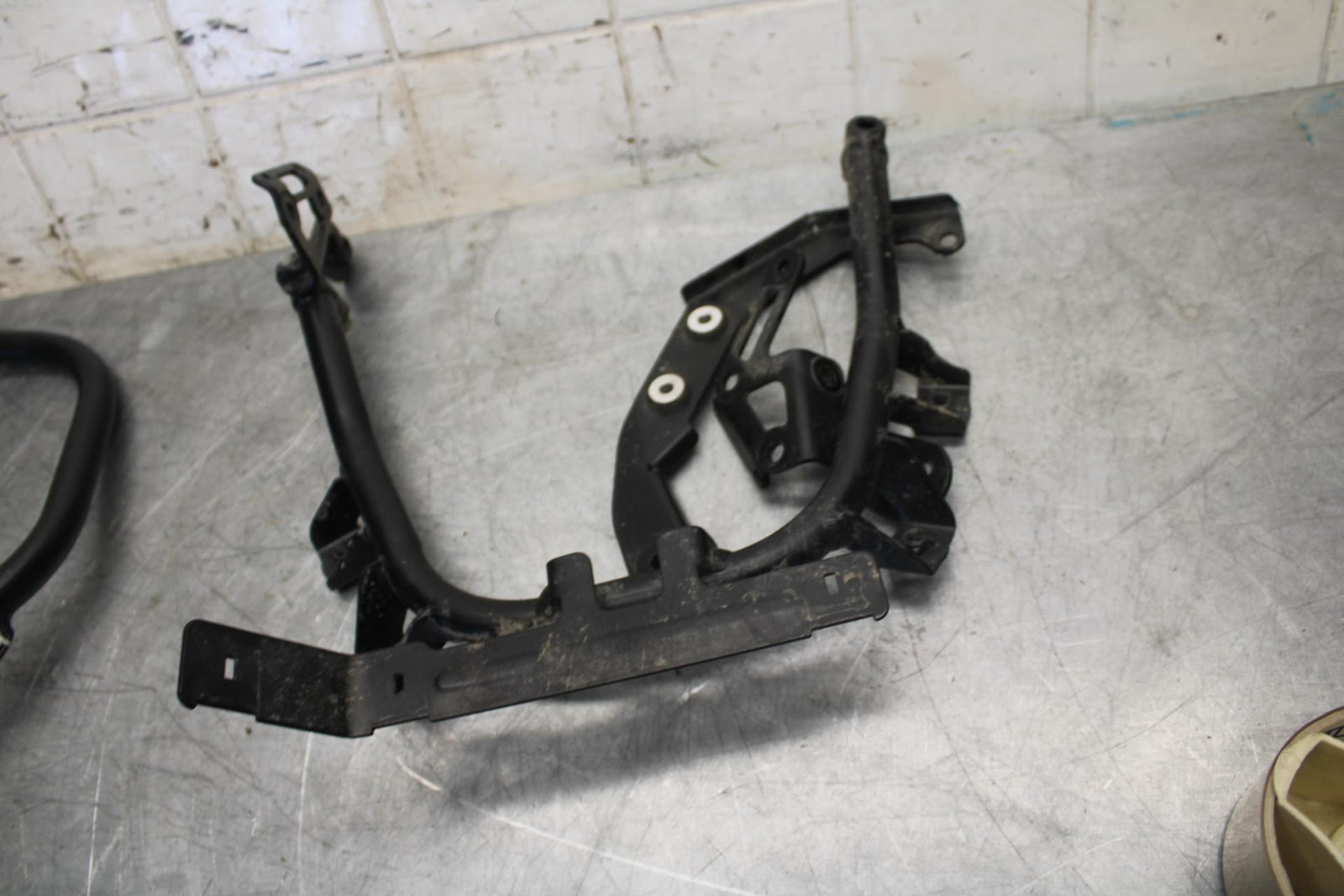 22 KTM 890 ADVENTURE   GAS TANK FUEL CELL PETROL RESERVOIR BRACKET MOUNT BB514