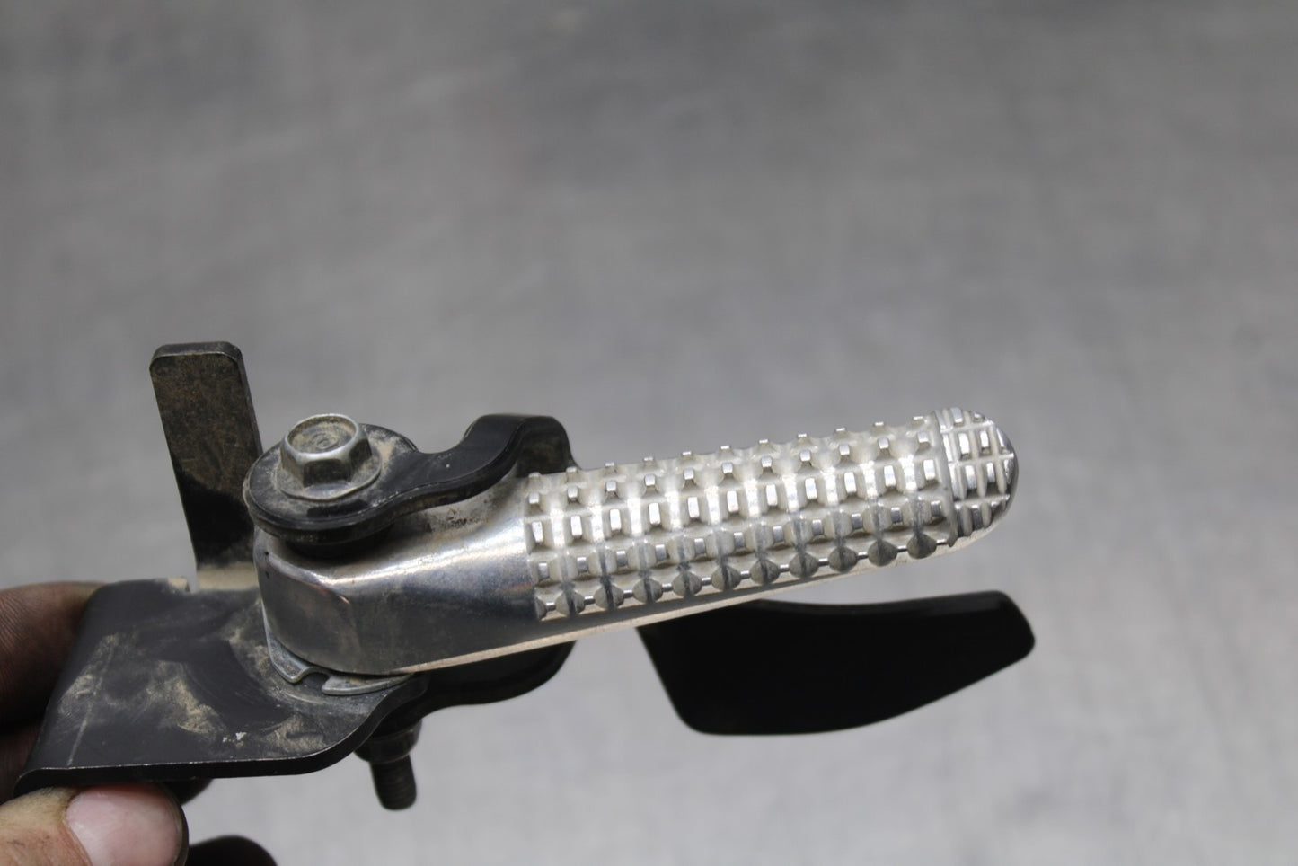 22-25 YAMAHA YZF R7 RIGHT REAR BACK PASSENGER PEG BB769