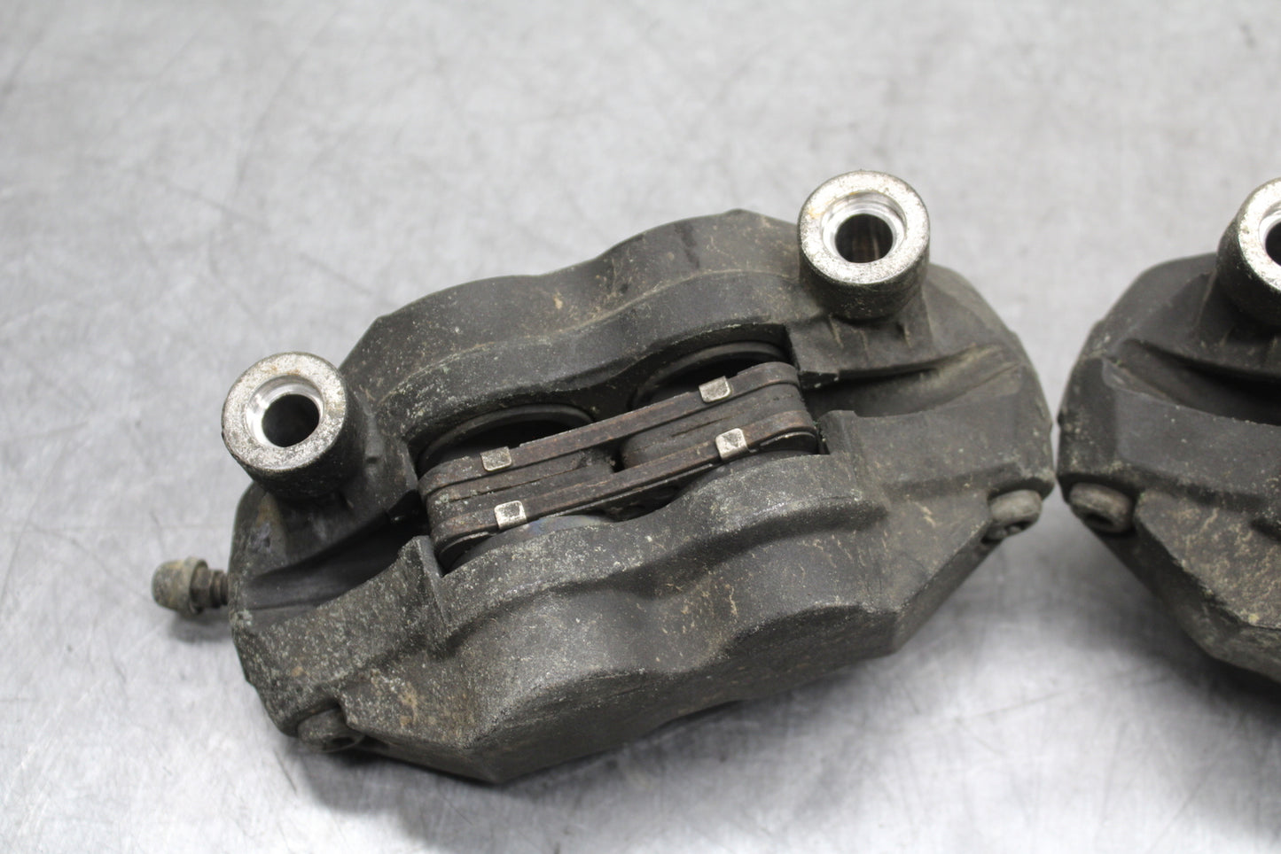 06-07 SUZUKI GSXR 600 RIGHT LEFT FRONT BRAKE CALIPER SET PAIR CALIPERS BB737