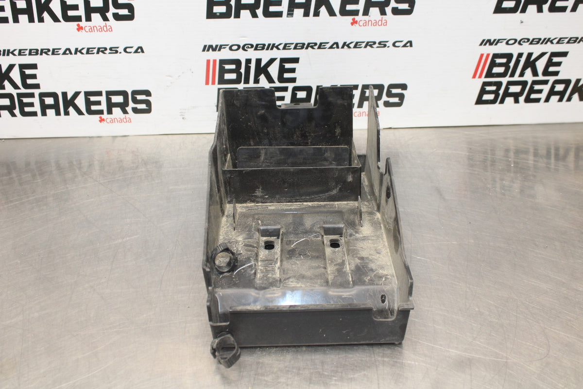 18-26 KAWASAKI Z400 REAR BACK TAIL UNDERTAIL BATTERY TRAY PLASTIC BB852