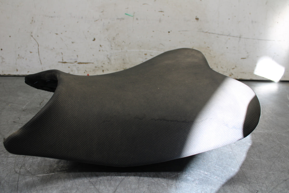 19-22 KAWASAKI Z400 FRONT DRIVERS SEAT PAD SADDLE PILLION BB708
