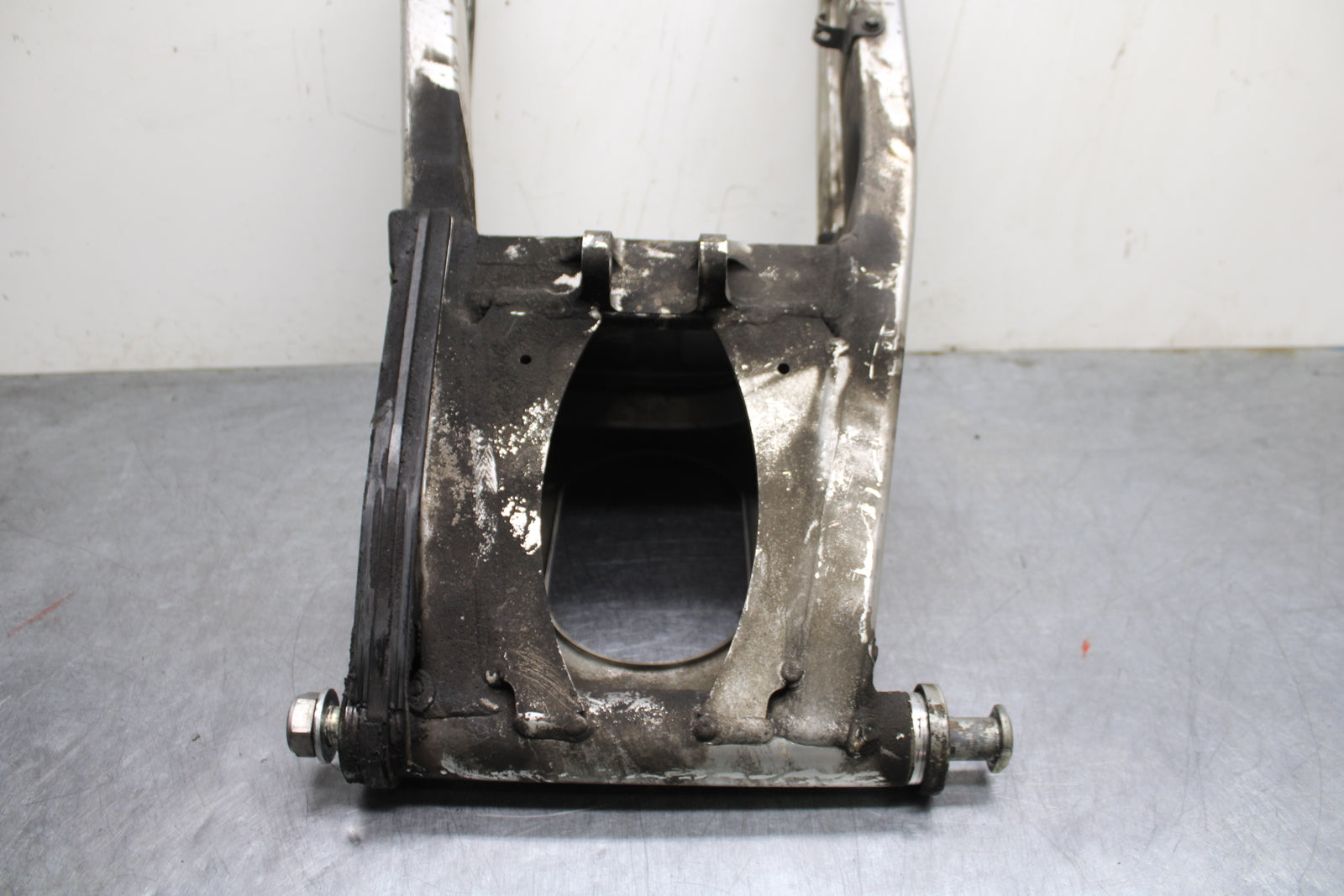 00-01 YAMAHA YZF R1 REAR SWINGARM BACK SUSPENSION SWING ARM BB755